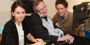 Vídeo mostra visita de Stephen Hawking ao set de ‘A Teoria de Tudo’