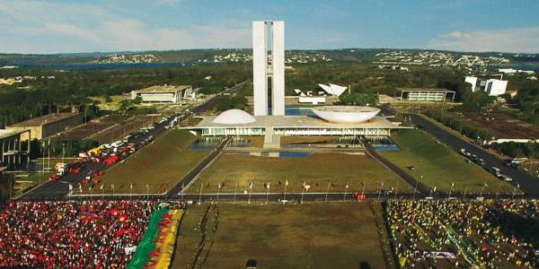 Imagem do filme Democracia em Vertigem