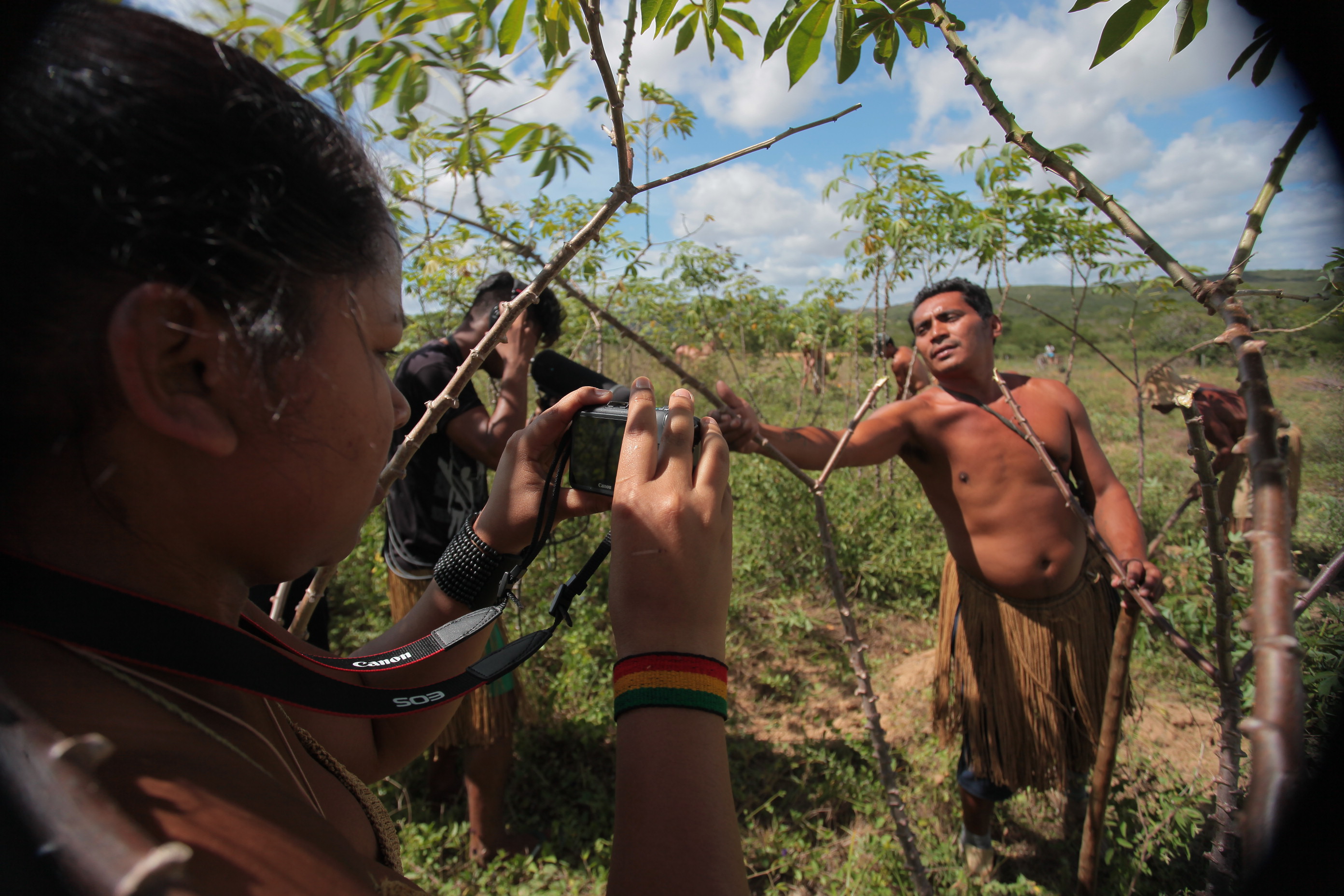 A memória dos Kiriri de Mirandela sobre a retomada de suas terras, primeiro território indígena demarcado na Bahia, em 1990, mistura-se à vida cotidiana da aldeia no sertão.