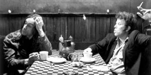 Crítica do filme Sobre Café e Cigarros | Muita fumaça, pouco sabor