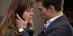 Christian Grey surpreende Anastasia Steele em cena de ‘Cinquenta Tons de Cinza’