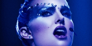 Natalie Portman estampa cartaz oficial de Vox Lux – O Preço Da Fama