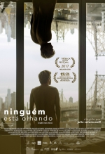 Cartaz oficial do filme Ninguém Está Olhando