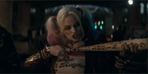 Margot Robbie deixa sua marca com tatuagem do Esquadrão Suicída